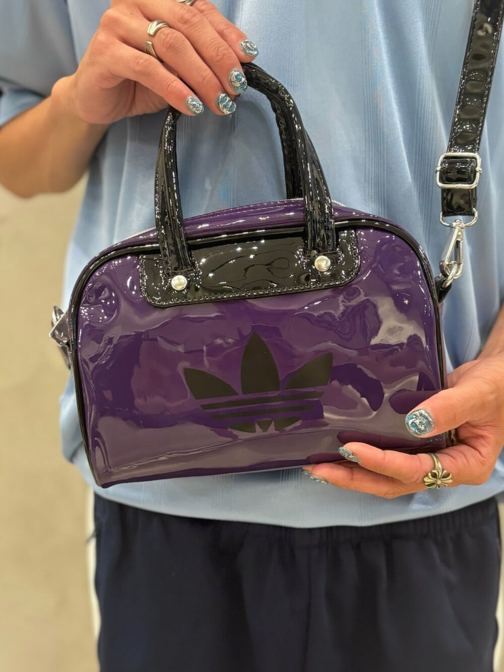 「スニーカー、adidas、アディダス、トラックパンツ、adidas originals、アディダスオリジナルス、ゲームシャツ、SPEZIAL 、Tトゥシューズ」｜「adidasのアディカラー ミニボウリングバッグ/ アディダスオリジナルス adidas Originals（ショルダーバッグ、パープル系）」を使った、KOさん（メンズ・176cm）の夏コーディネートの5枚目の写真