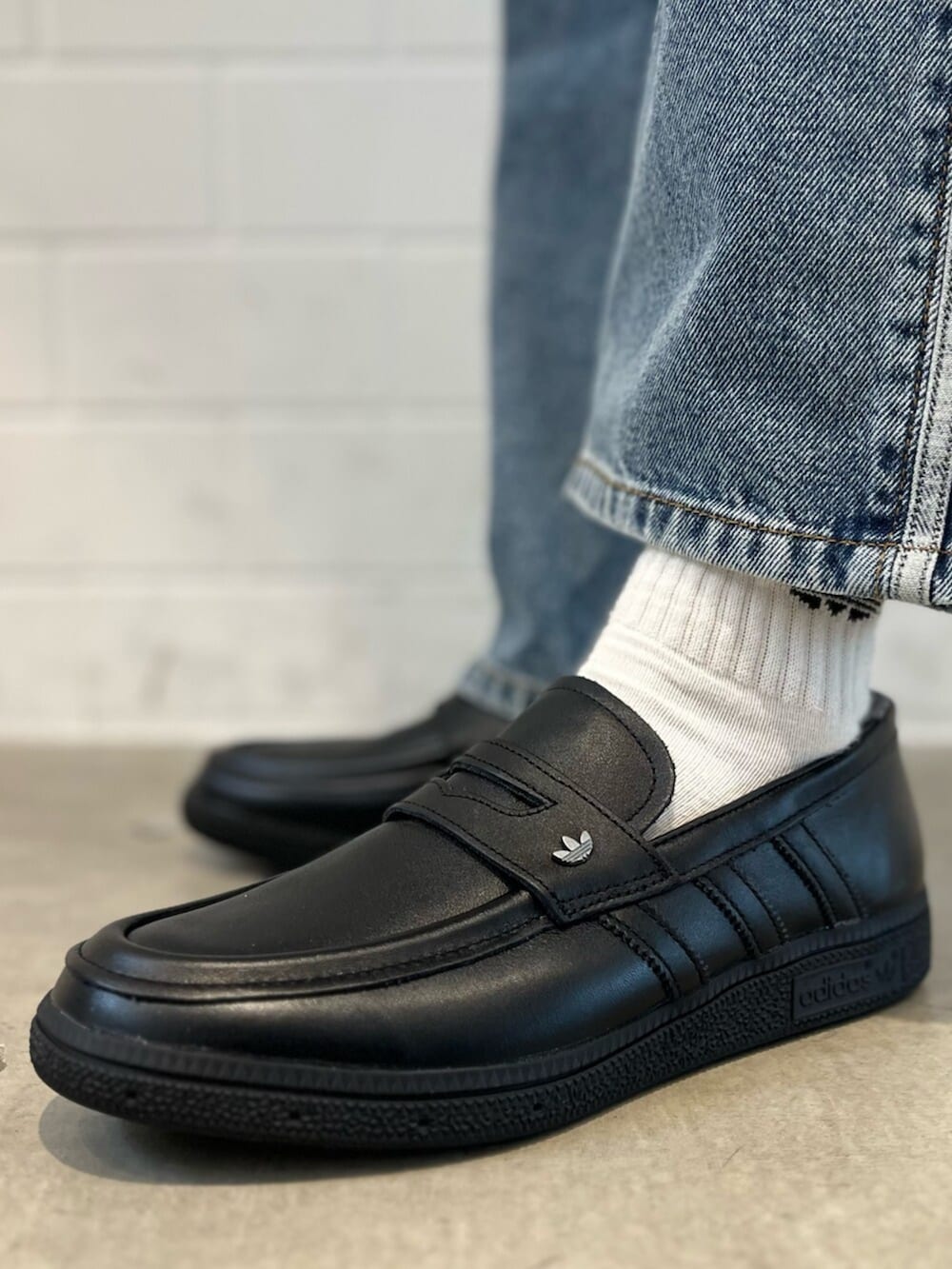 ブラック系のローファー、ブルー系のジャージ、ブルー系のデニムパンツを着用したメンズの夏コーディネートの6枚目の写真