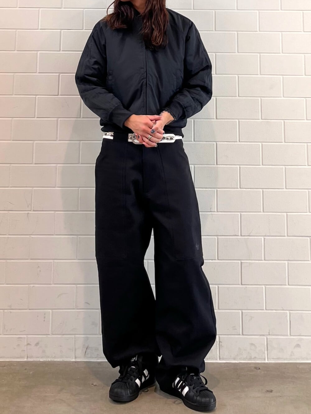 ブラック系のブルゾン、ブラック系のスニーカーを着用したメンズの秋コーディネートの2枚目の写真