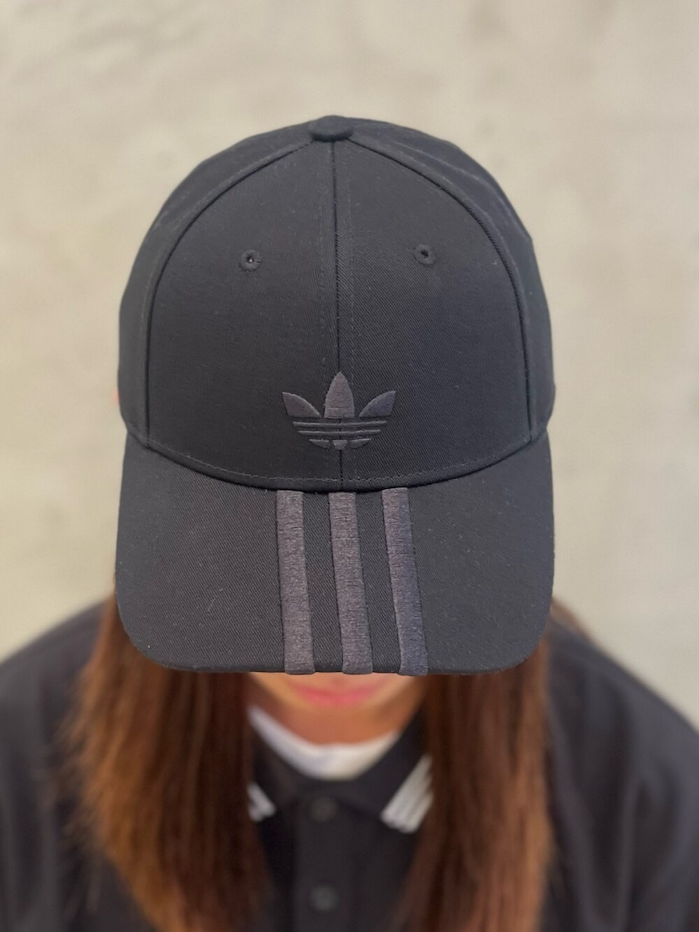 「adidas、adidas originals、アディダス、アディダスオリジナルス、スニーカー、ポロシャツ、デニムパンツ」｜「adidasのスーパースター 82 / Superstar 82（シューズ、ブラック系）」を使った、KOさん（メンズ・176cm）の夏コーディネートの3枚目の写真
