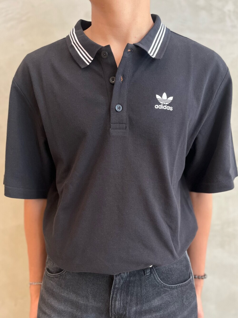 「adidas、adidas originals、アディダス、アディダスオリジナルス、スニーカー、ポロシャツ、デニムパンツ」｜「adidasのスーパースター 82 / Superstar 82（シューズ、ブラック系）」を使った、KOさん（メンズ・176cm）の夏コーディネートの4枚目の写真