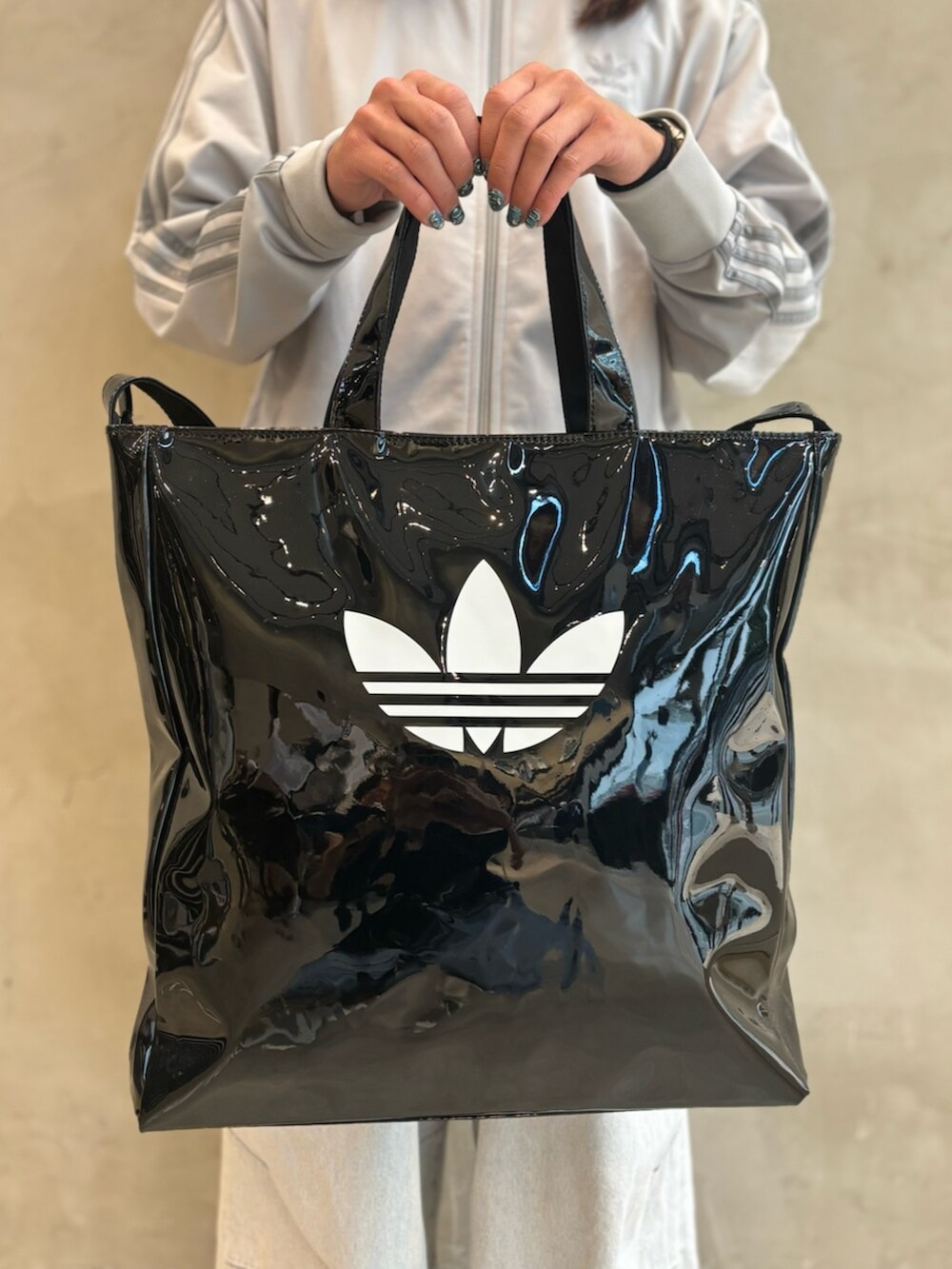 「adidas、adidas originals、アディダス、アディダスオリジナルス、スニーカー、ファイヤーバード、ジャージ、バッグ、superstar」｜「adidasのアディカラー ショッパー / アディダスオリジナルス adidas Originals（スーツケース/キャリーバッグ、ブラック系）」を使った、KOさん（メンズ・176cm）の夏コーディネートの5枚目の写真