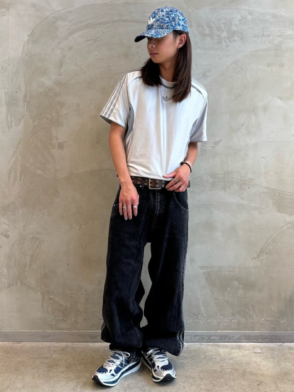 「adidas、adidas originals、アディダス、アディダスオリジナルス、スニーカー、Tシャツ、チームガイスト、デニムパンツ、adistar」｜「adidasのアディスター Hrmy / Adistar Hrmy（シューズ、ブルー系）」を使った、KOさん（メンズ・176cm）の夏コーディネートの3枚目の写真