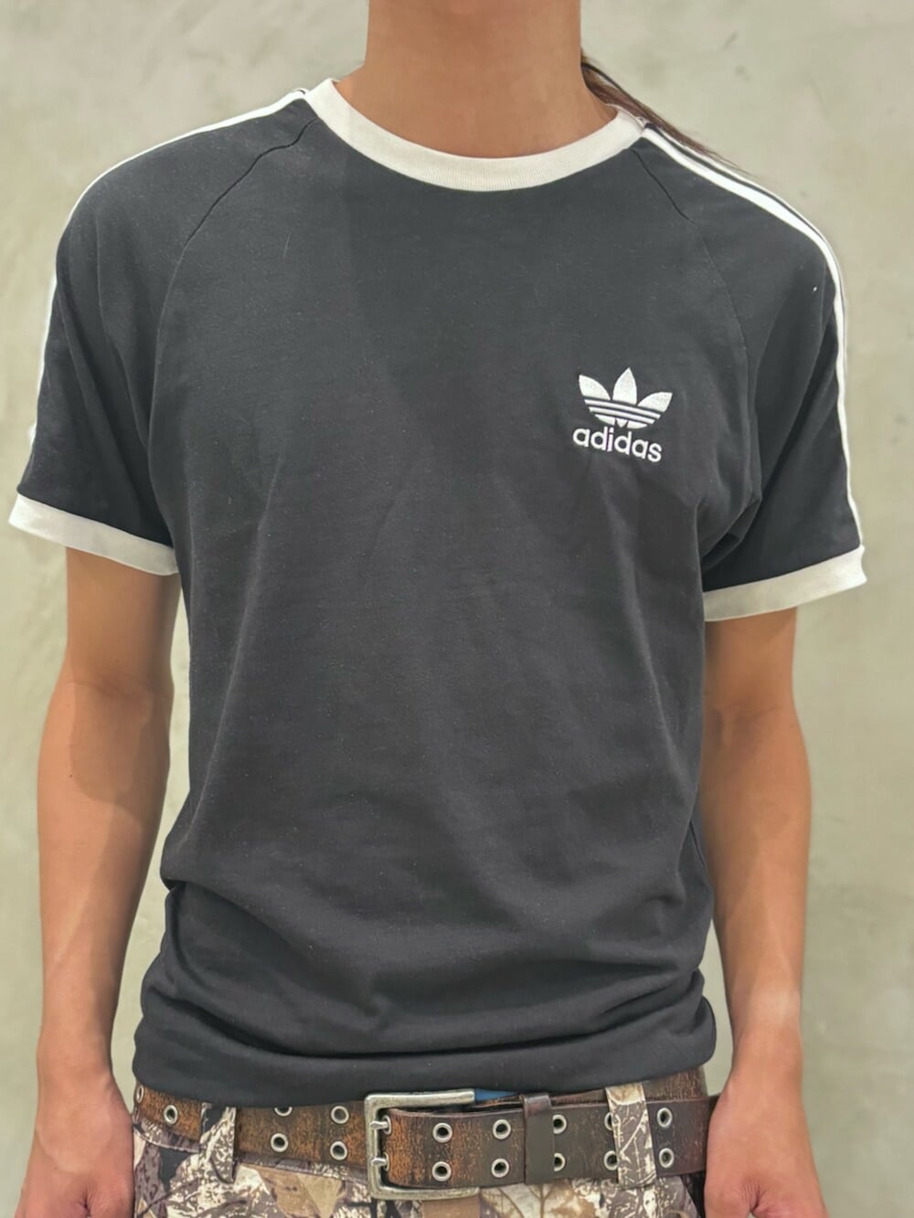 「アディダス、アディダスオリジナルス、adidas、adidas originals、スニーカー、Tトゥシューズ、Tシャツ、ハーフパンツ」｜「adidasのアディカラー クラシック トレフォイル ベースボールキャップ / アディダスオリジナルス adidas Originals（キャップ、ブラック系）」を使った、KOさん（メンズ・176cm）の夏コーディネートの4枚目の写真