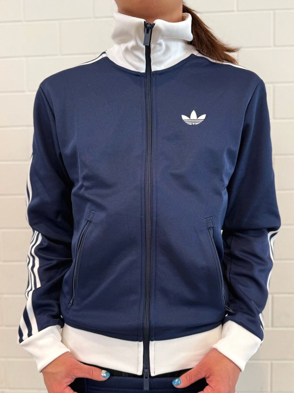 ブルー系のジャージ、ブルー系のスウェットパンツ、ブラック系のスニーカーを着用したメンズの春コーディネートの4枚目の写真