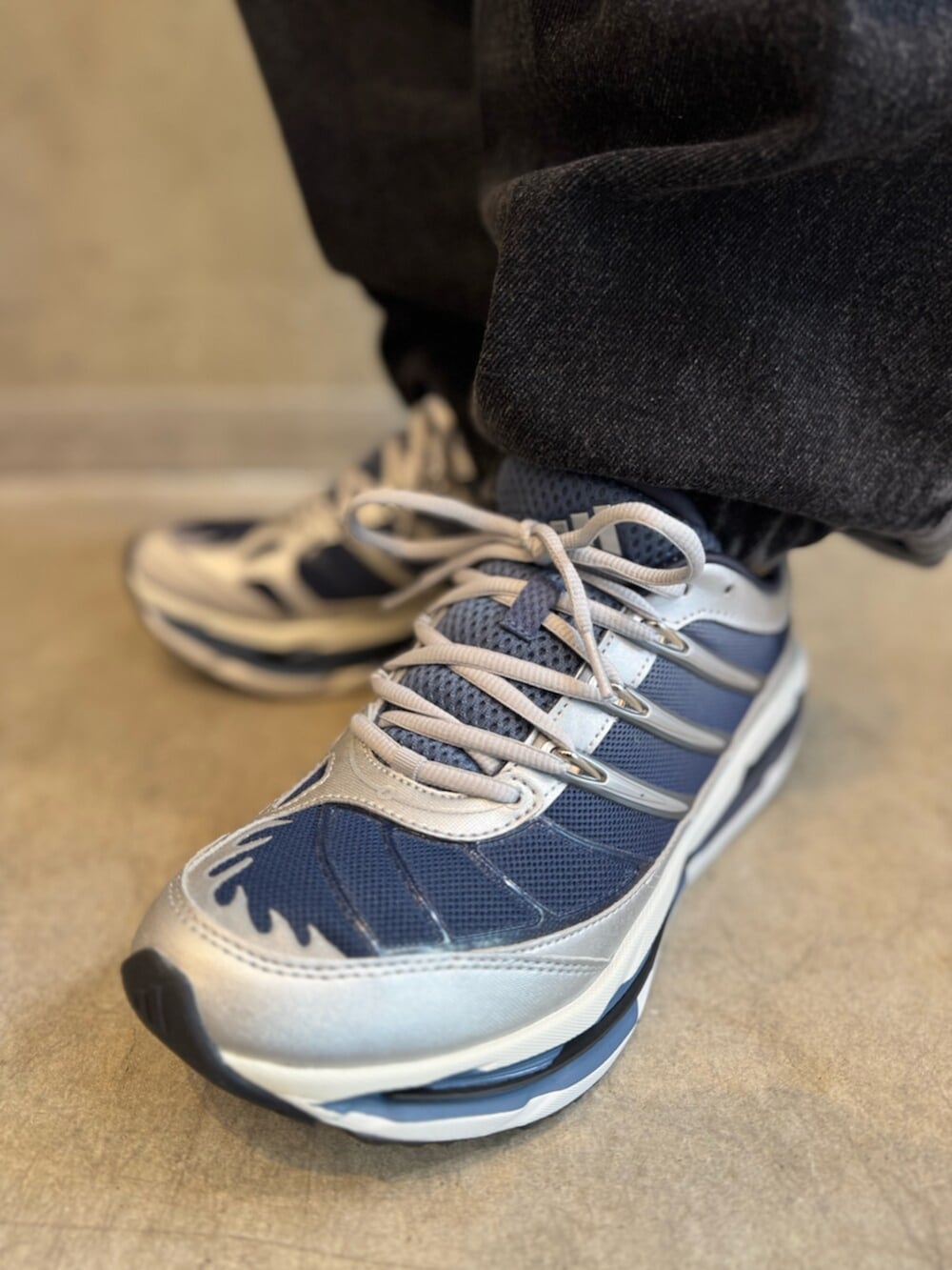 「adidas、adidas originals、アディダス、アディダスオリジナルス、スニーカー、Tシャツ、チームガイスト、デニムパンツ、adistar」｜「adidasのアディスター Hrmy / Adistar Hrmy（シューズ、ブルー系）」を使った、KOさん（メンズ・176cm）の夏コーディネートの6枚目の写真