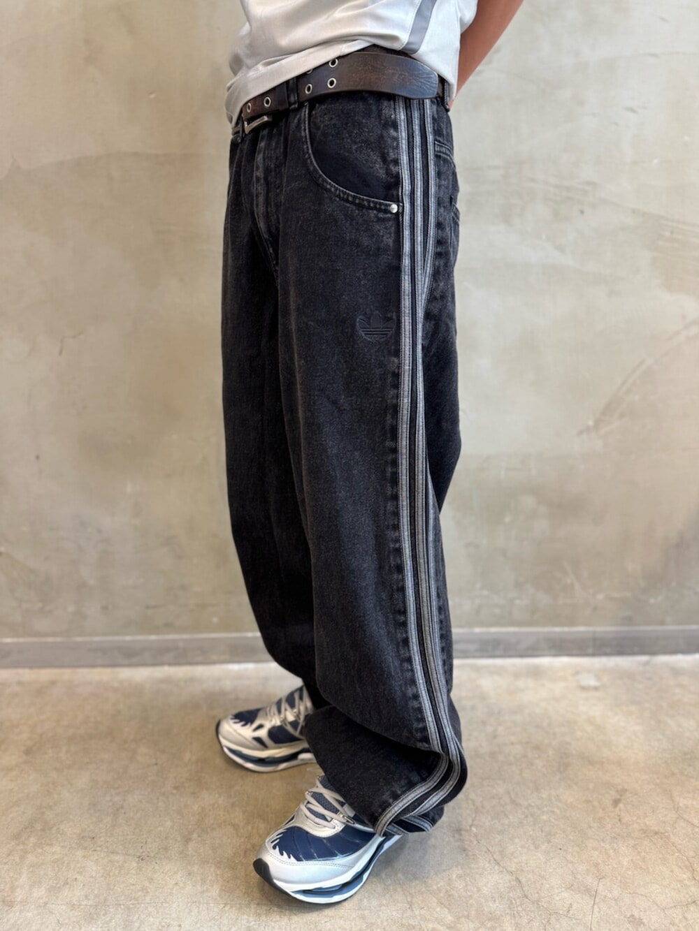 「adidas、adidas originals、アディダス、アディダスオリジナルス、スニーカー、Tシャツ、チームガイスト、デニムパンツ、adistar」｜「adidasのアディスター Hrmy / Adistar Hrmy（シューズ、ブルー系）」を使った、KOさん（メンズ・176cm）の夏コーディネートの5枚目の写真