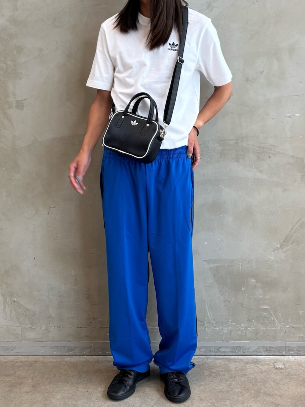 「スニーカー、ショルダーバッグ、Tシャツ、adidas、アディダス、トラックパンツ、スタンスミス、adidas originals、アディダスオリジナルス」｜「adidasのアディカラー XS バッグ　/ アディダスオリジナルス adidas Originals（ショルダーバッグ、ブラック系）」を使った、KOさん（メンズ・176cm）の夏コーディネートの2枚目の写真
