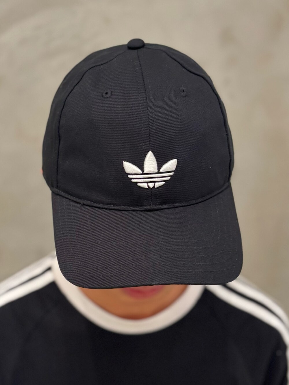 「アディダス、アディダスオリジナルス、adidas、adidas originals、スニーカー、Tトゥシューズ、Tシャツ、ハーフパンツ」｜「adidasのアディカラー クラシック トレフォイル ベースボールキャップ / アディダスオリジナルス adidas Originals（キャップ、ブラック系）」を使った、KOさん（メンズ・176cm）の夏コーディネートの3枚目の写真