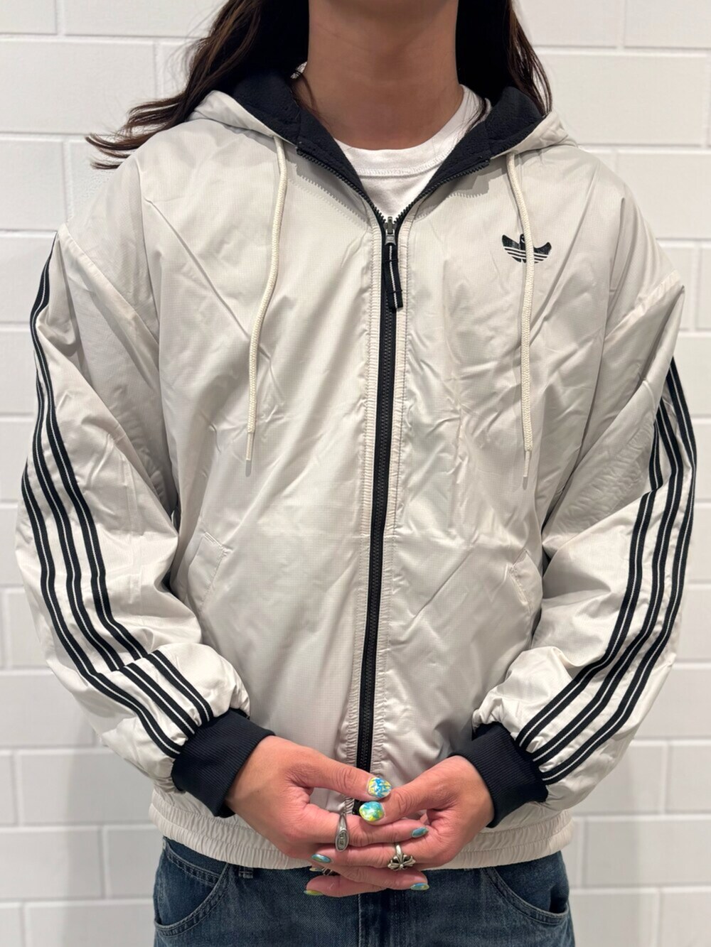 ベージュ系のブルゾン、レッド系のシューズ、ブルー系のニットキャップ/ビーニーを着用したメンズの秋コーディネートの5枚目の写真