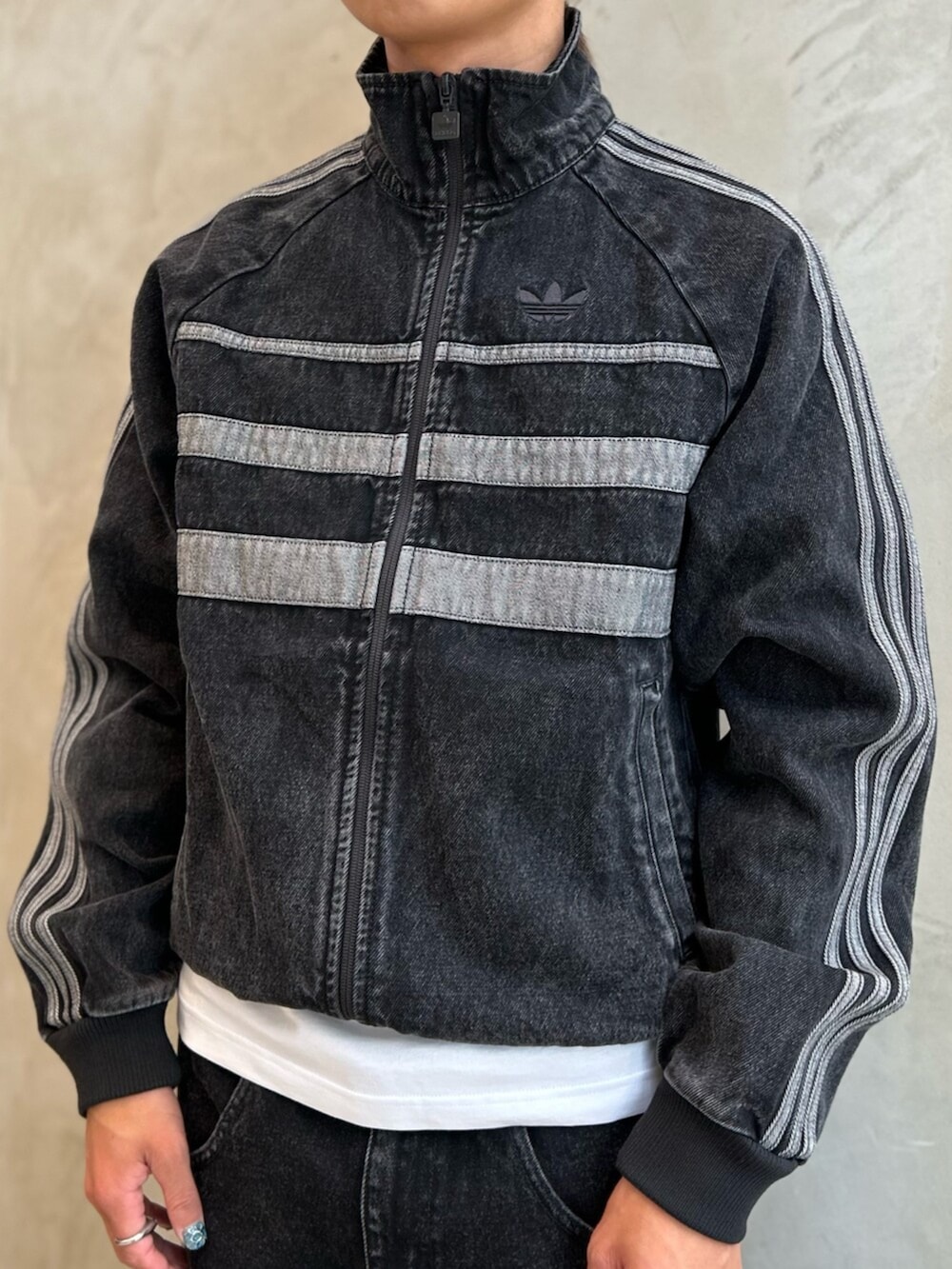 adidas アディカラー ファースト ブラックデニム トラックトップ