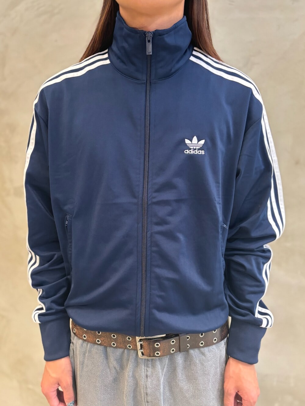 「adidas、adidas originals、アディダス、アディダスオリジナルス、スニーカー、キャップ、ジャージ、ファイヤーバード、トラックジャケット、superstar」｜「adidasのアディカラー クラシック トレフォイル ベースボールキャップ / アディダスオリジナルス adidas Originals（キャップ、ホワイト系）」を使った、KOさん（メンズ・176cm）の夏コーディネートの4枚目の写真