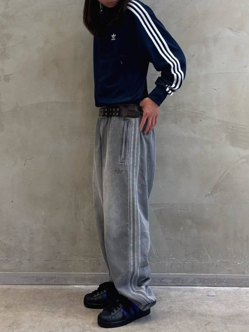 「adidas、adidas originals、アディダス、アディダスオリジナルス、スニーカー、キャップ、ジャージ、ファイヤーバード、トラックジャケット、superstar」｜「adidasのアディカラー クラシック トレフォイル ベースボールキャップ / アディダスオリジナルス adidas Originals（キャップ、ホワイト系）」を使った、KOさん（メンズ・176cm）の夏コーディネートの2枚目の写真