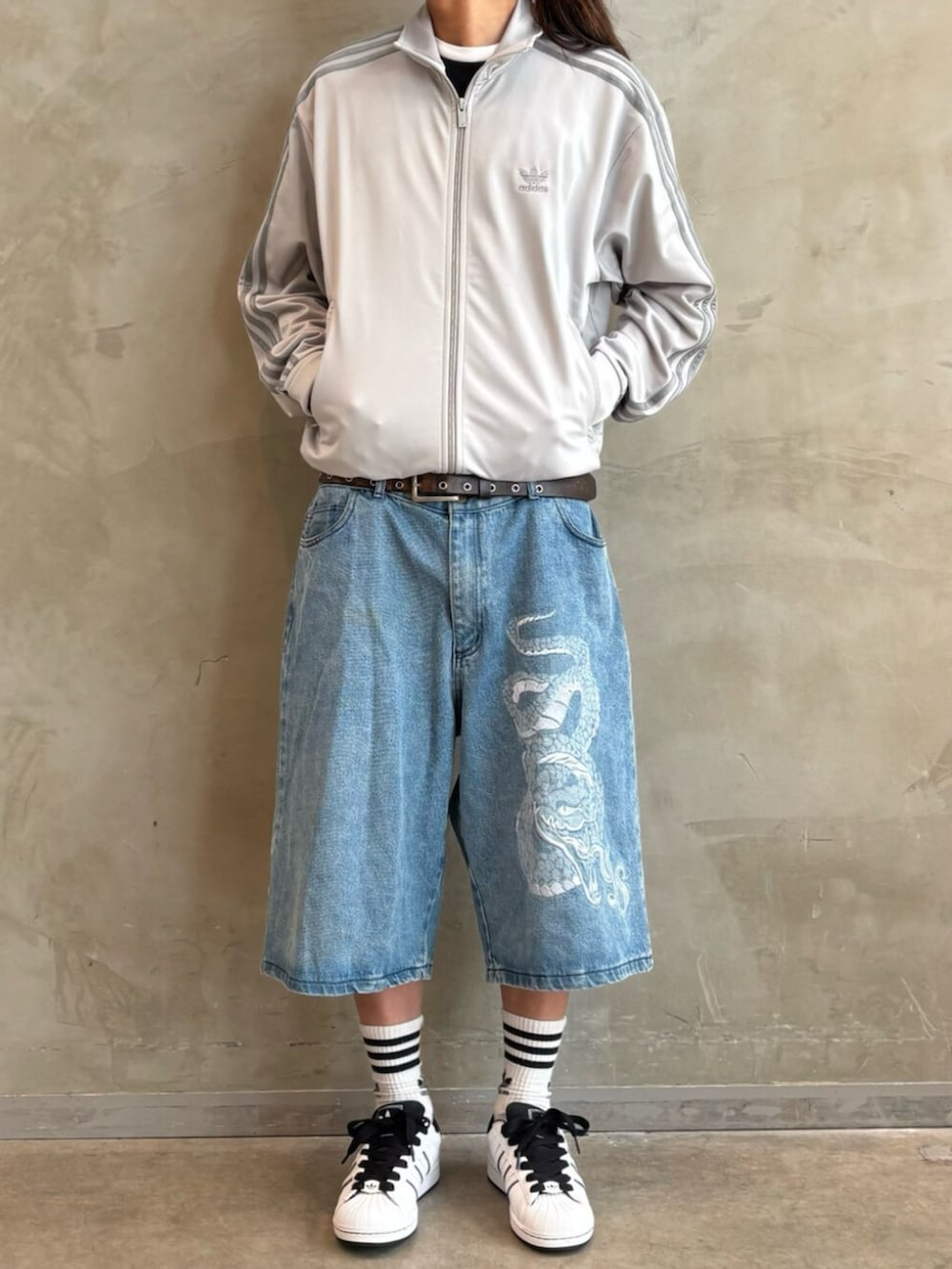 「adidas、adidas originals、アディダス、アディダスオリジナルス、スニーカー、ジャージ、ファイヤーバード、superstar」｜「adidasのアディカラー クラシックス ファイヤーバード トラックトップ / ジャージ / アディダスオリジナルス adidas Originals（ジャージ、グレー系）」を使った、KOさん（メンズ・176cm）の夏コーディネートの2枚目の写真
