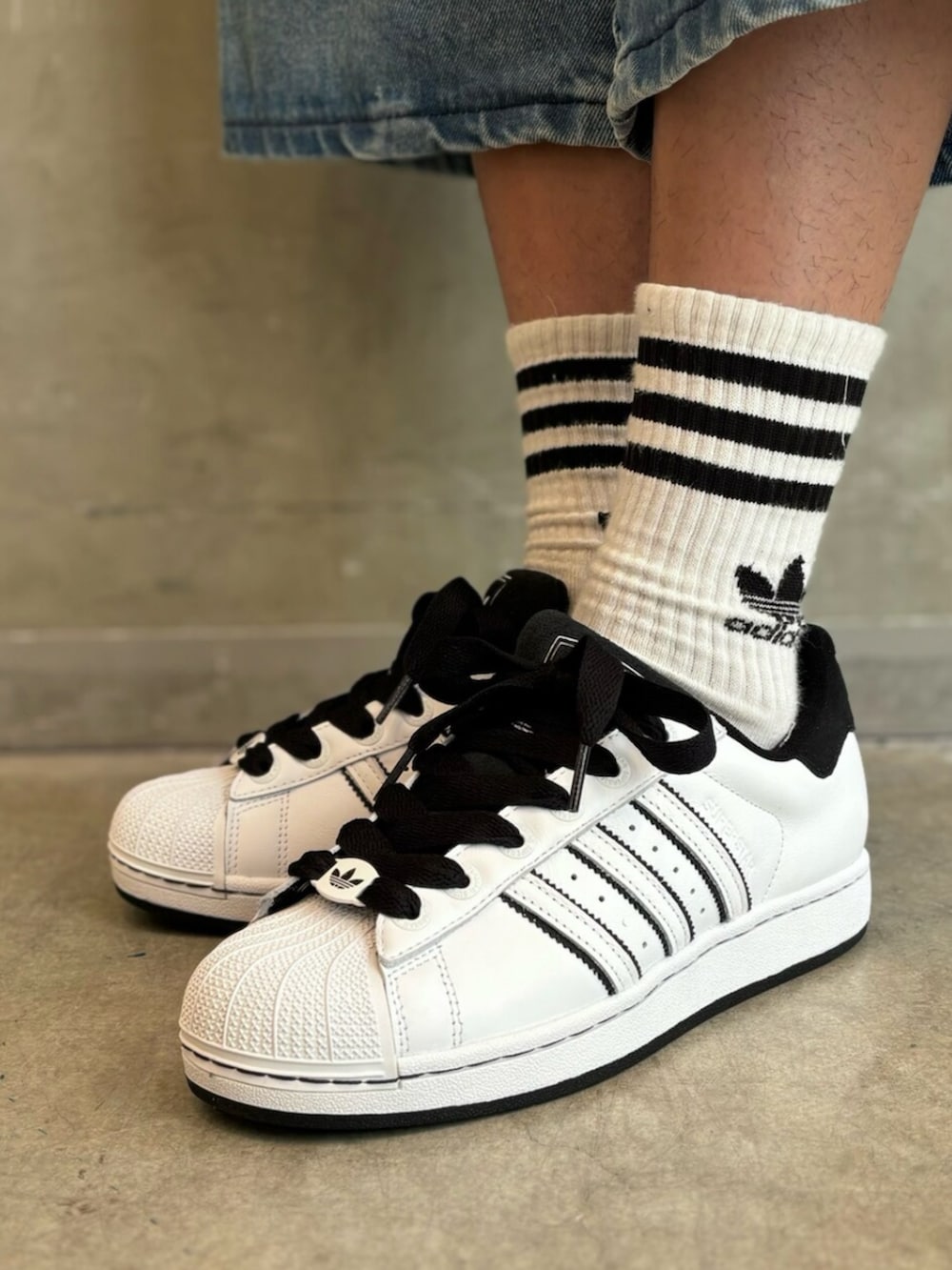 「adidas、adidas originals、アディダス、アディダスオリジナルス、スニーカー、ジャージ、ファイヤーバード、superstar」｜「adidasのアディカラー クラシックス ファイヤーバード トラックトップ / ジャージ / アディダスオリジナルス adidas Originals（ジャージ、グレー系）」を使った、KOさん（メンズ・176cm）の夏コーディネートの4枚目の写真