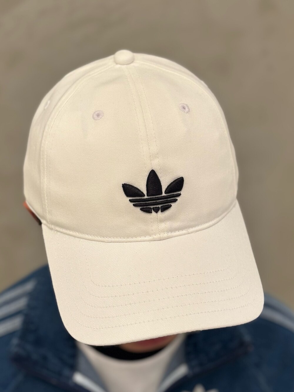 「アディダス、アディダスオリジナルス、adidas、adidas originals、スニーカー、Tトゥシューズ、デニムパンツ、デニムジャケット」｜「adidasのアディカラー クラシック トレフォイル ベースボールキャップ / アディダスオリジナルス adidas Originals（キャップ、ホワイト系）」を使った、KOさん（メンズ・176cm）の夏コーディネートの3枚目の写真