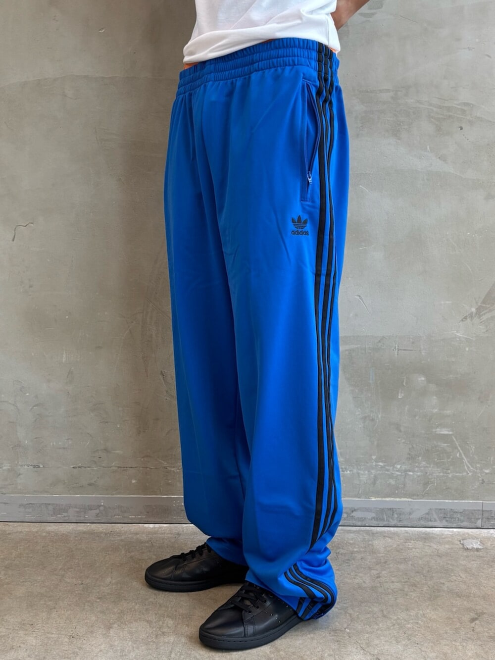「スニーカー、ショルダーバッグ、Tシャツ、adidas、アディダス、トラックパンツ、スタンスミス、adidas originals、アディダスオリジナルス」｜「adidasのアディカラー XS バッグ　/ アディダスオリジナルス adidas Originals（ショルダーバッグ、ブラック系）」を使った、KOさん（メンズ・176cm）の夏コーディネートの5枚目の写真