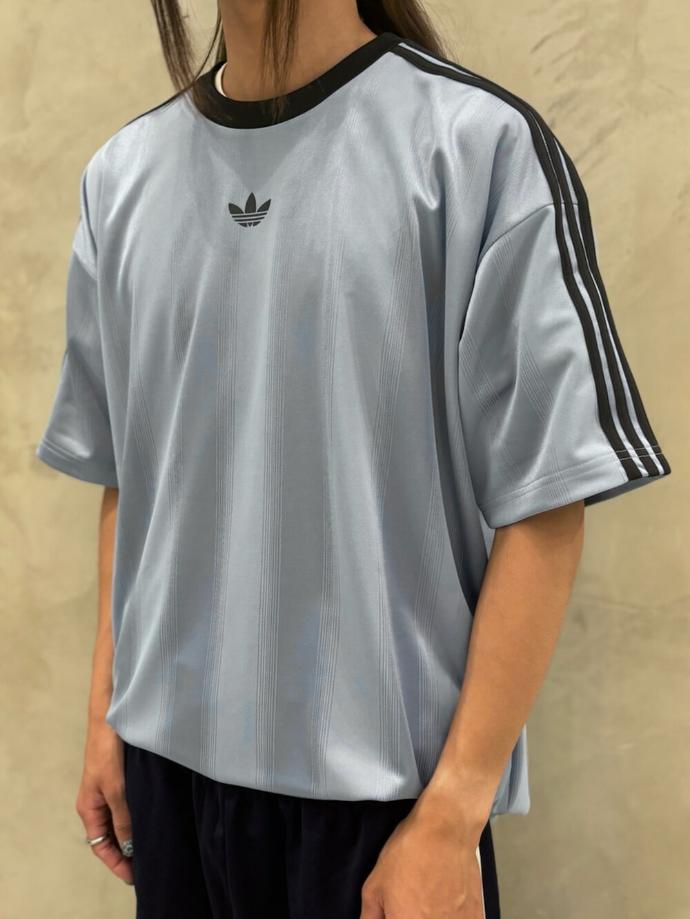 「スニーカー、adidas、アディダス、トラックパンツ、adidas originals、アディダスオリジナルス、ゲームシャツ、SPEZIAL 、Tトゥシューズ」｜「adidasのアディカラー ミニボウリングバッグ/ アディダスオリジナルス adidas Originals（ショルダーバッグ、パープル系）」を使った、KOさん（メンズ・176cm）の夏コーディネートの3枚目の写真