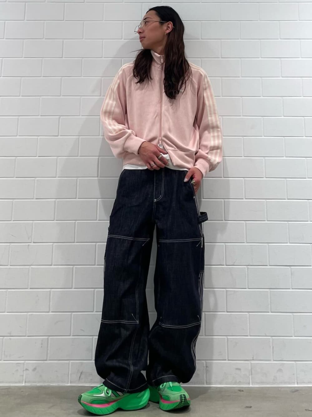 ブルー系のデニムパンツ、ピンク系のトップス、グリーン系のシューズを着用したメンズの冬コーディネートの3枚目の写真