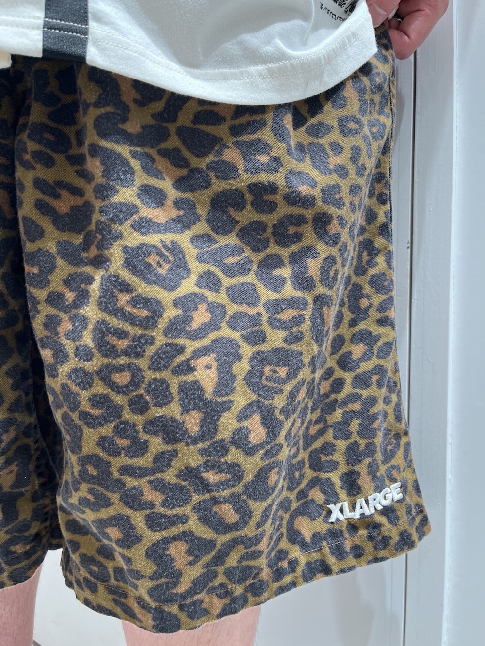 ホワイト系のTシャツ/カットソー、その他のその他パンツ、ホワイト系のソックス/靴下を着用したメンズの春コーディネートの4枚目の写真