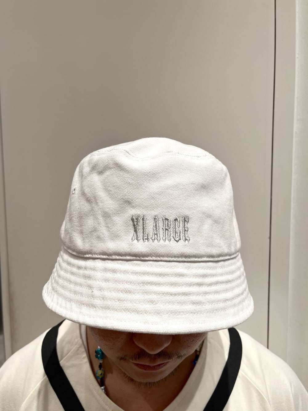 ホワイト系のTシャツ/カットソー、その他のその他パンツ、ホワイト系のソックス/靴下を着用したメンズの春コーディネートの7枚目の写真