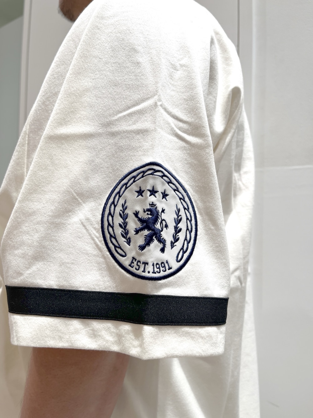 ホワイト系のTシャツ/カットソー、その他のその他パンツ、ホワイト系のソックス/靴下を着用したメンズの春コーディネートの5枚目の写真