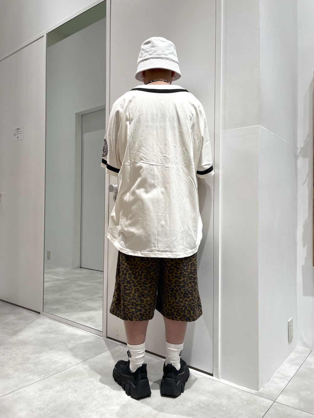 ホワイト系のTシャツ/カットソー、その他のその他パンツ、ホワイト系のソックス/靴下を着用したメンズの春コーディネートの2枚目の写真
