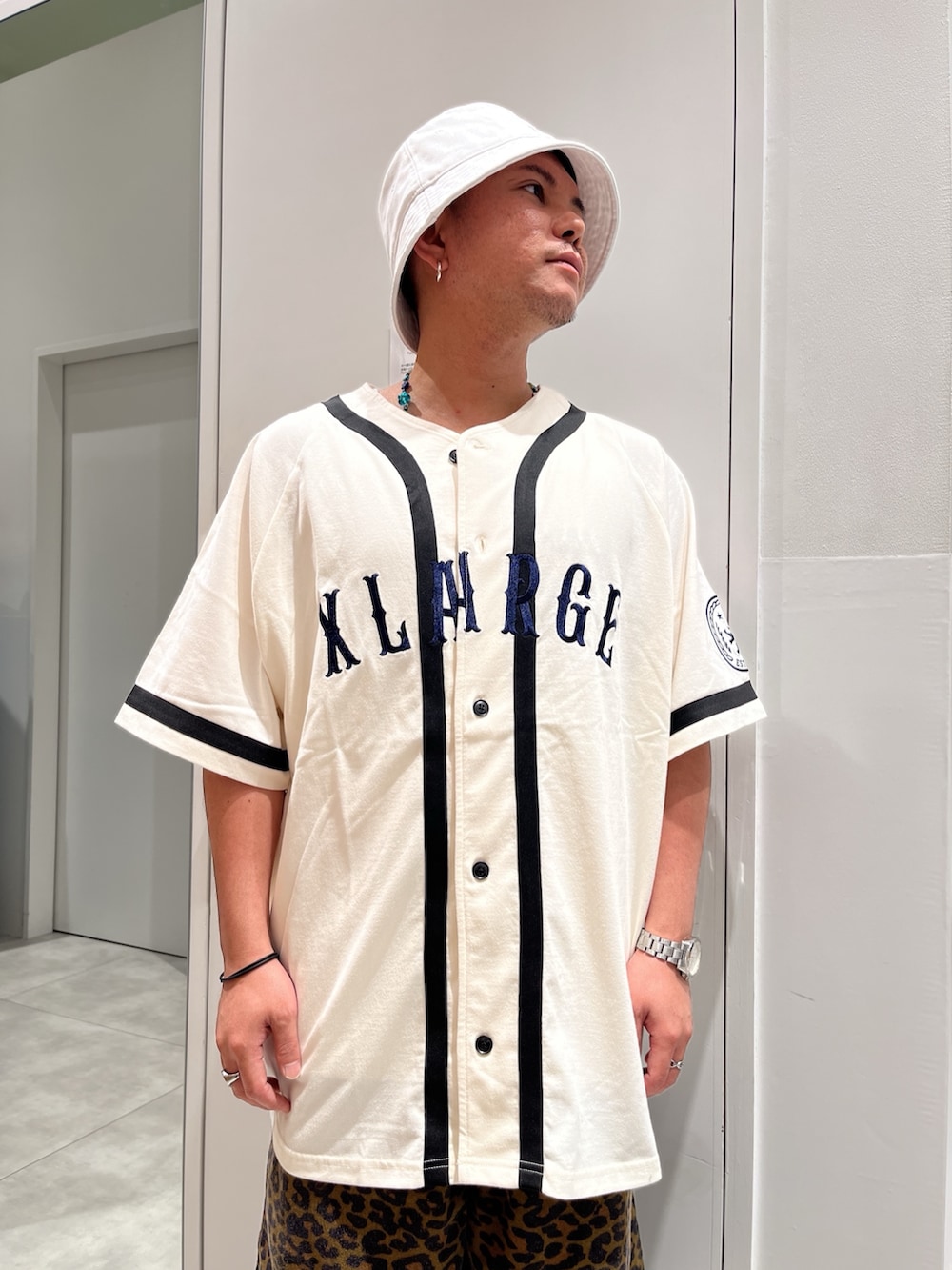 ホワイト系のTシャツ/カットソー、その他のその他パンツ、ホワイト系のソックス/靴下を着用したメンズの春コーディネートの6枚目の写真