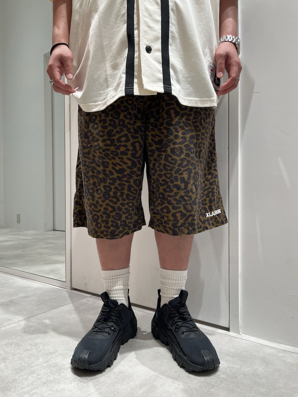 ホワイト系のTシャツ/カットソー、その他のその他パンツ、ホワイト系のソックス/靴下を着用したメンズの春コーディネートの3枚目の写真