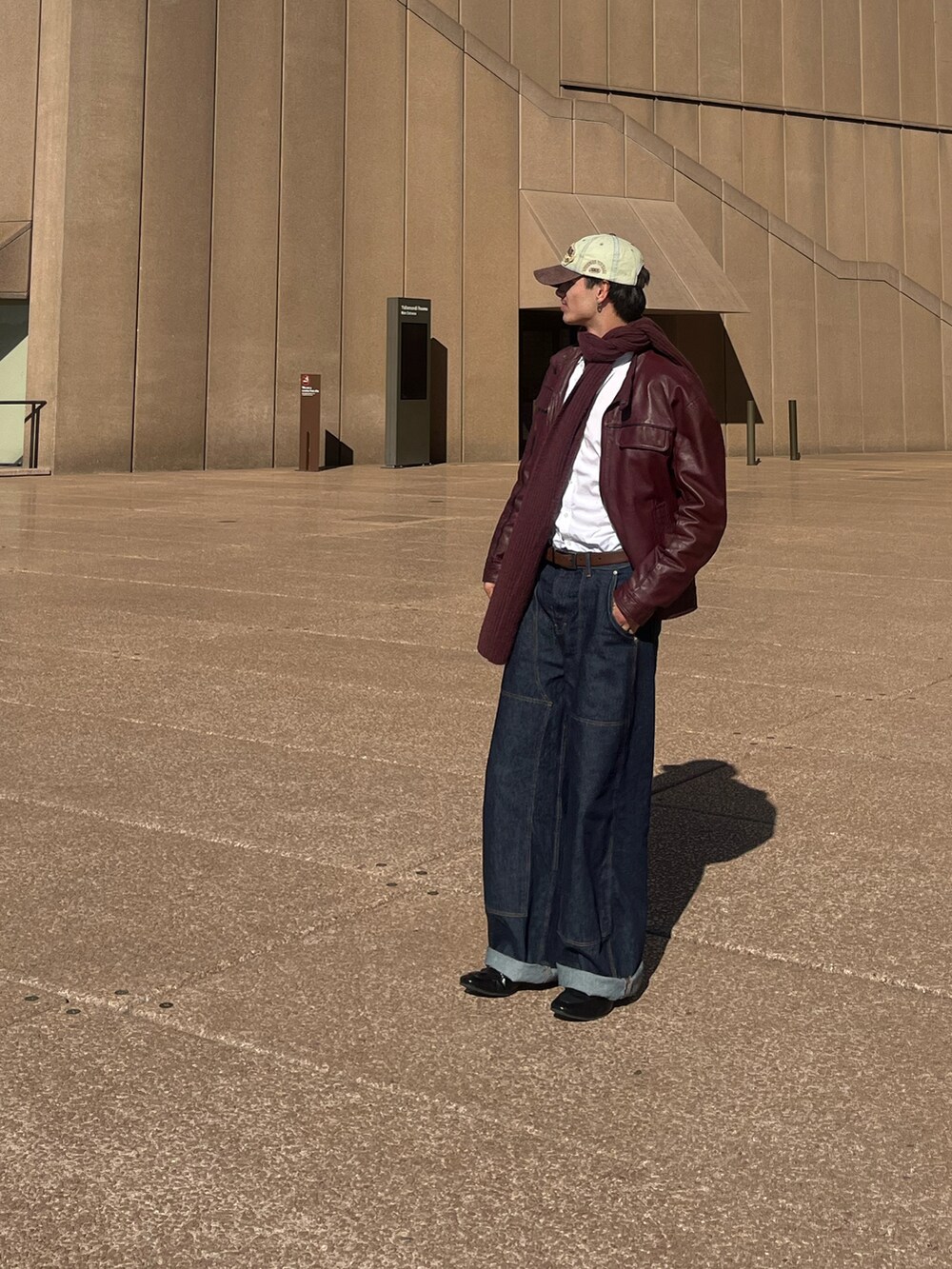 ホワイト系のシャツ/ブラウス、ブルー系のデニムパンツ、ブラック系のローファーを着用したメンズの夏コーディネートの3枚目の写真