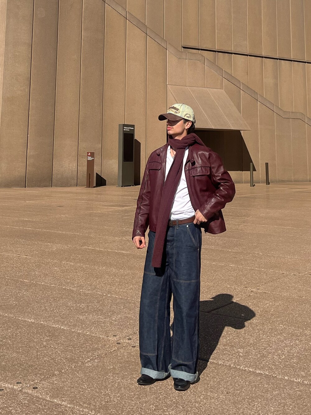 ホワイト系のシャツ/ブラウス、ブルー系のデニムパンツ、ブラック系のローファーを着用したメンズの夏コーディネートの2枚目の写真