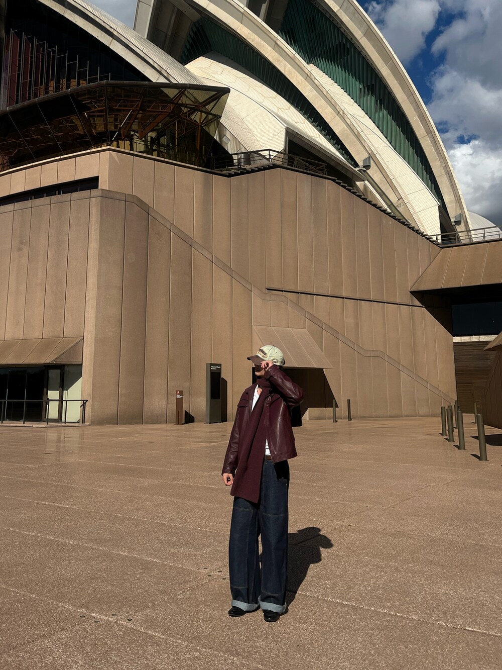 ホワイト系のシャツ/ブラウス、ブルー系のデニムパンツ、ブラック系のローファーを着用したメンズの夏コーディネートの4枚目の写真