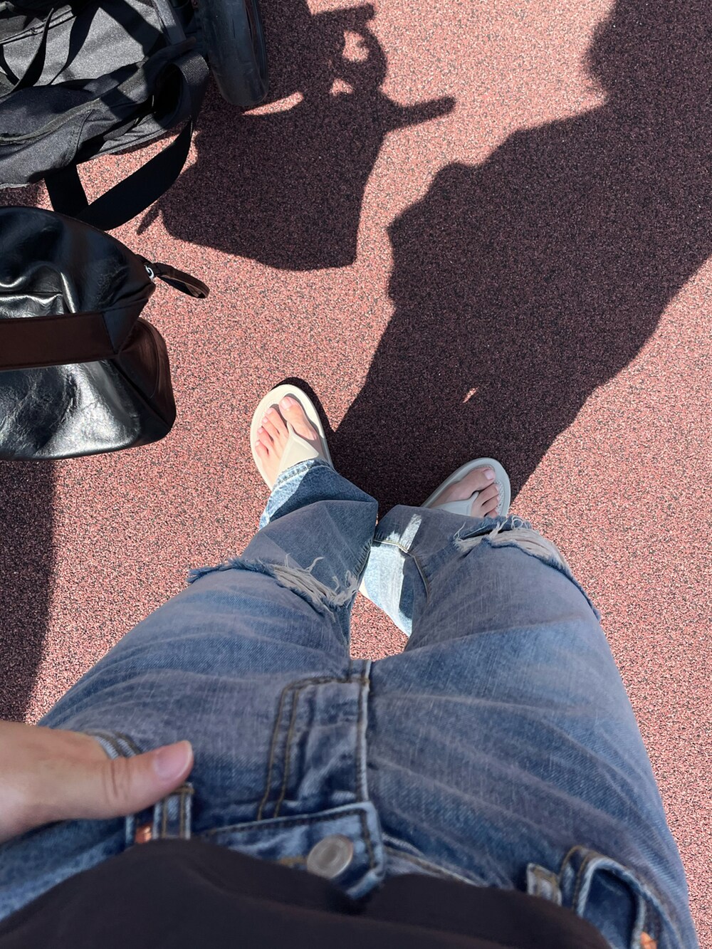 グレー系のTシャツ/カットソー、ブルー系のデニムパンツ、ベージュ系のサンダルを着用したレディースの夏コーディネートの2枚目の写真