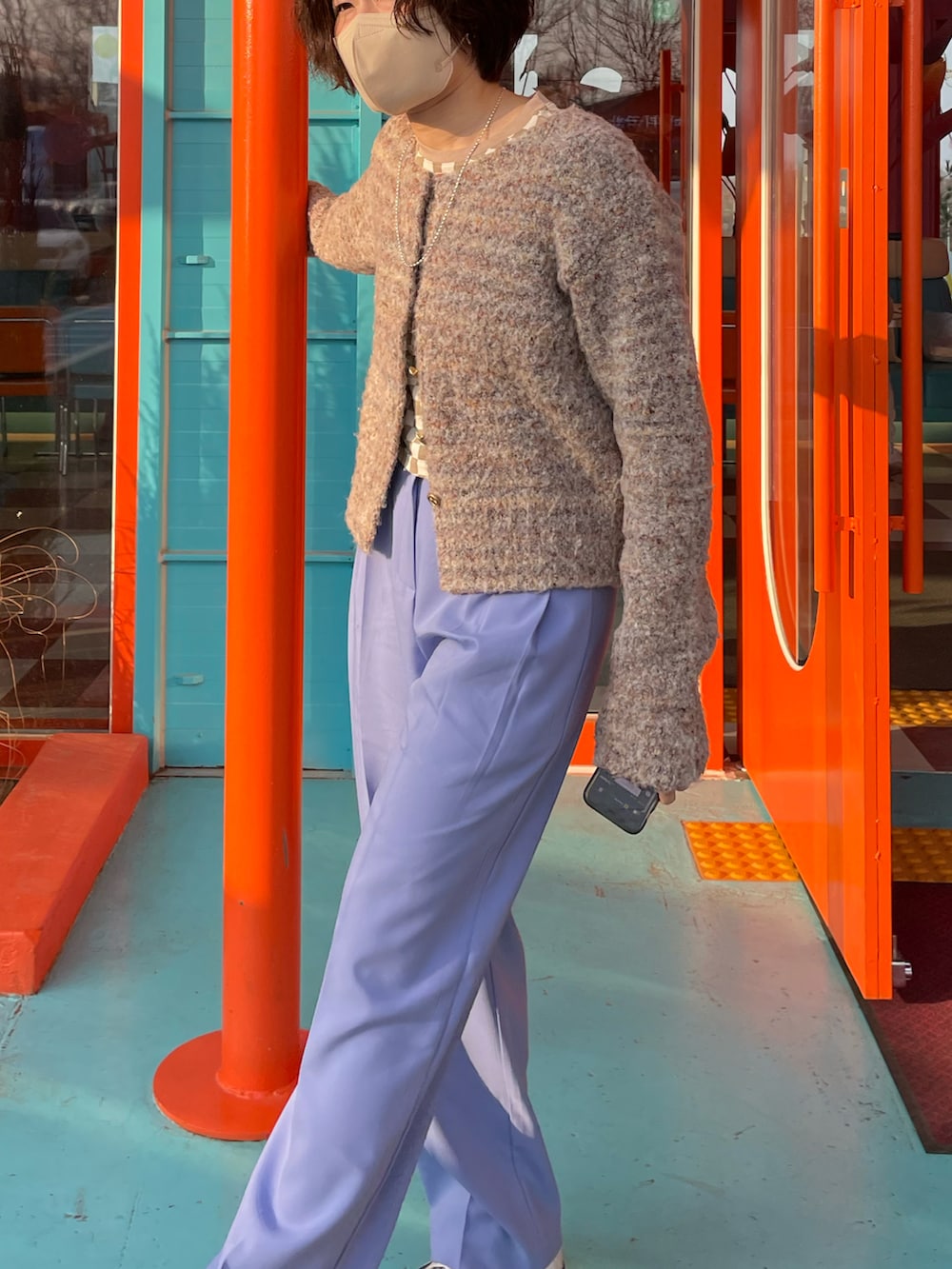 ベージュ系のTシャツ/カットソー、パープル系のスラックスを着用したレディースの春コーディネートの2枚目の写真