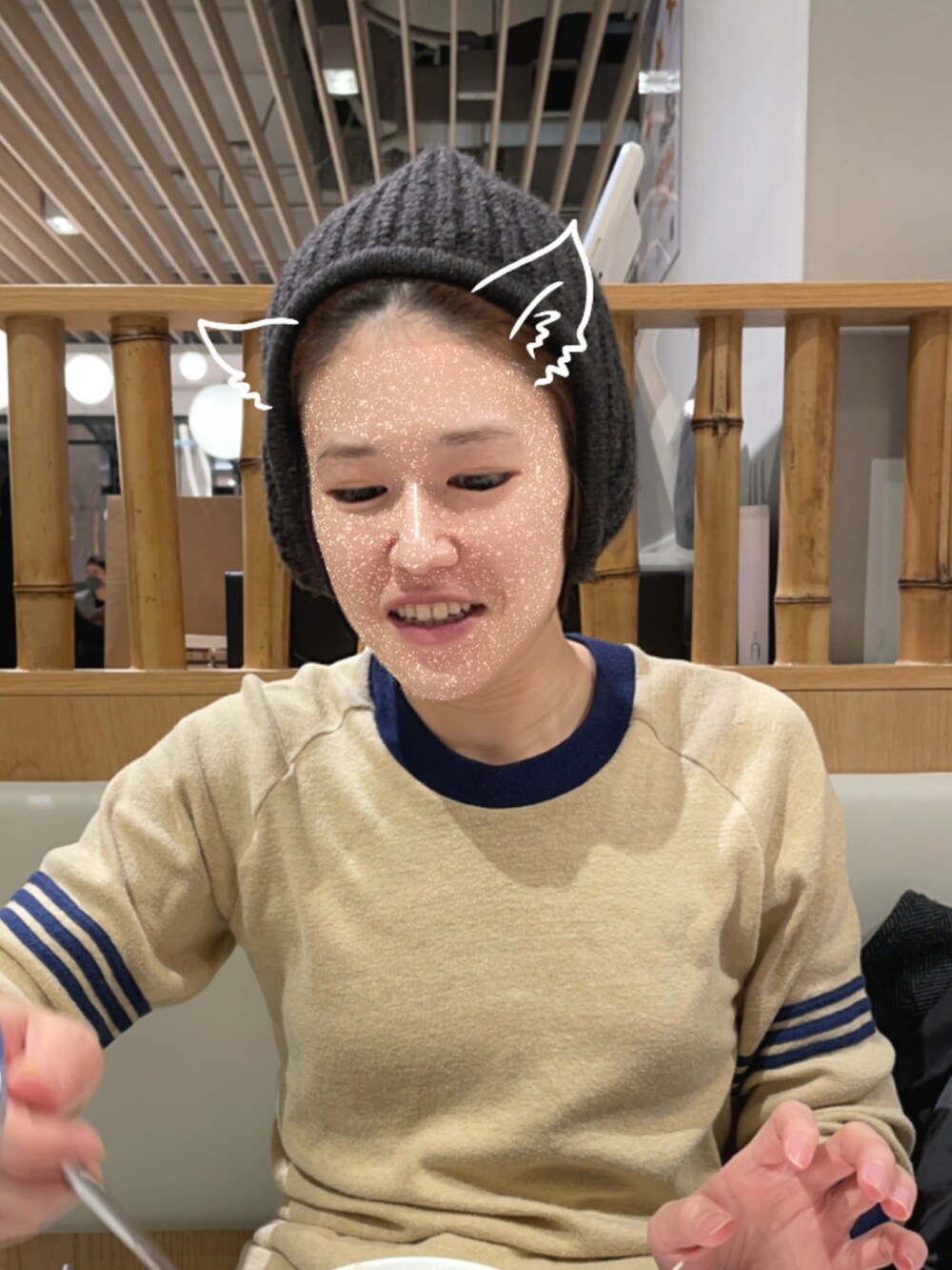 グレー系のニットキャップ/ビーニーを着用したレディースの秋コーディネートの2枚目の写真