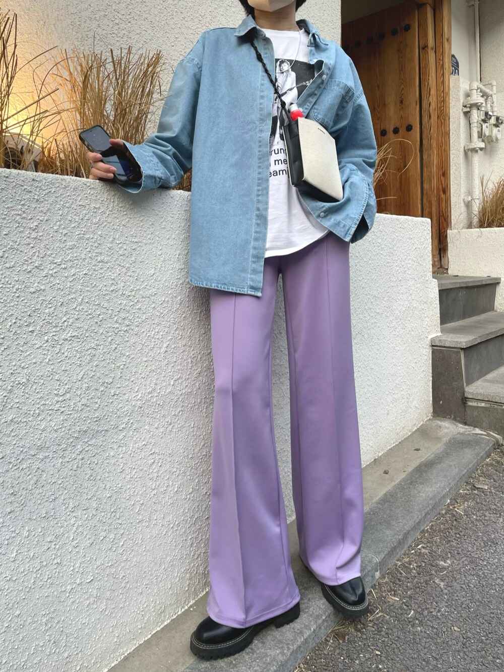 ホワイト系のショルダーバッグ、パープル系のスウェットパンツを着用したレディースの春コーディネートの2枚目の写真