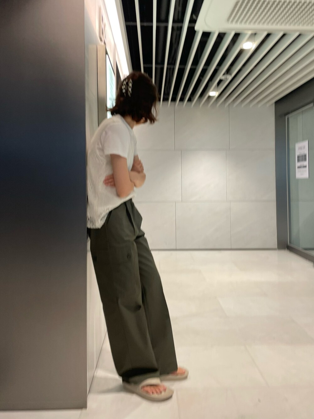 グリーン系のカーゴパンツ、ベージュ系のサンダルを着用したレディースの夏コーディネートの3枚目の写真