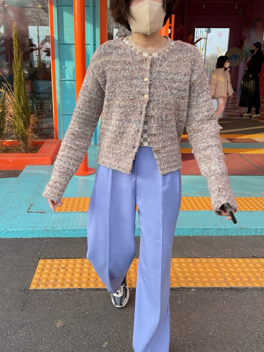 ベージュ系のTシャツ/カットソー、パープル系のスラックスを着用したレディースの春コーディネートの3枚目の写真