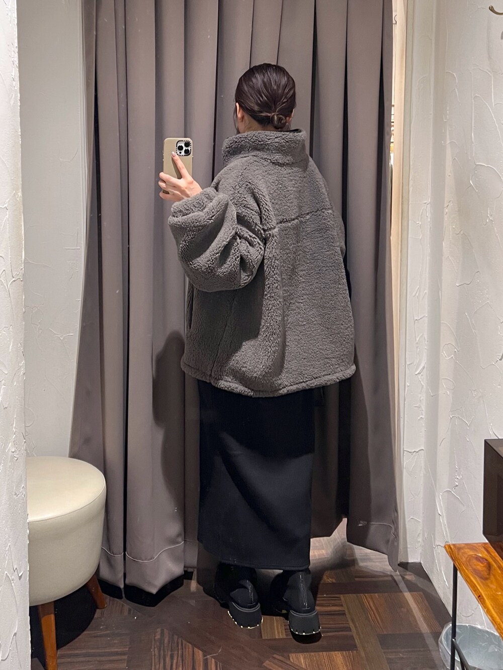 グレー系のその他アウター、ブラック系のワンピース、ブラック系のボストンバッグを着用したレディースの秋コーディネートの4枚目の写真