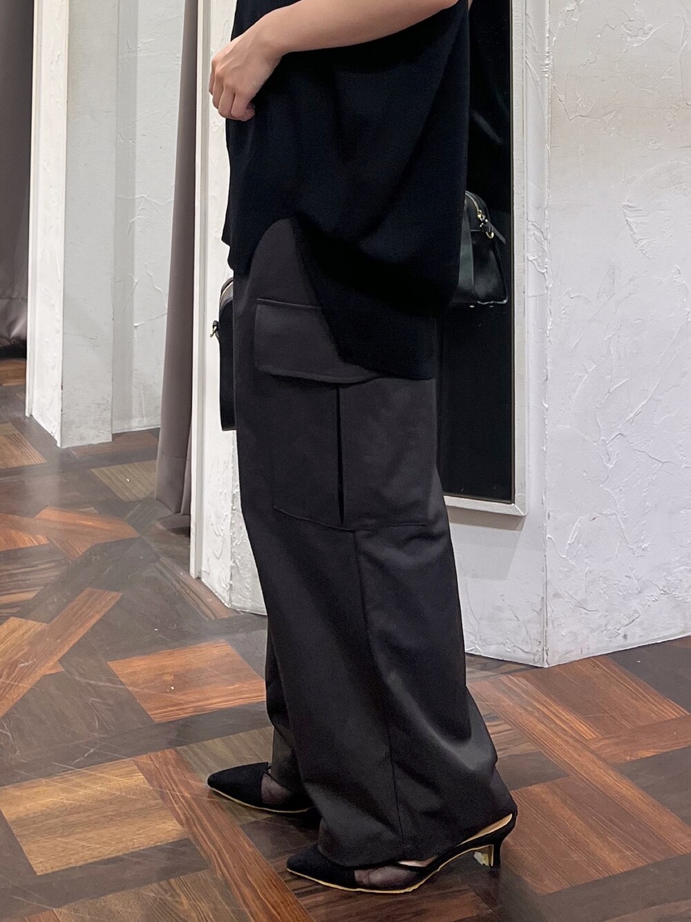 ブラック系のニット/セーター、ブラック系のボストンバッグ、ブラック系のパンプスを着用したレディースの秋コーディネートの9枚目の写真