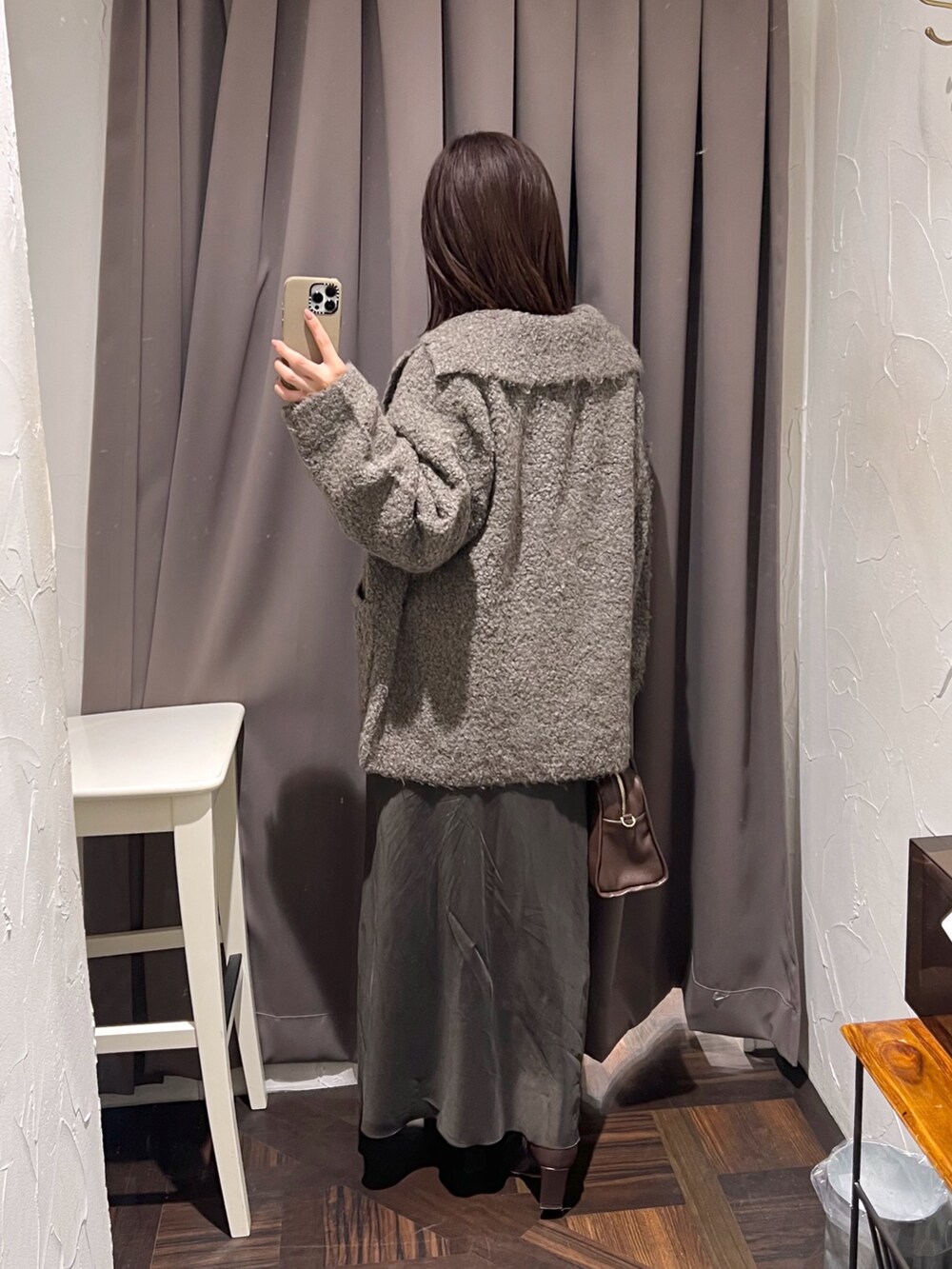 ブラウン系のその他アウター、ブラウン系のスカート、ホワイト系のニット/セーターを着用したレディースの秋コーディネートの4枚目の写真