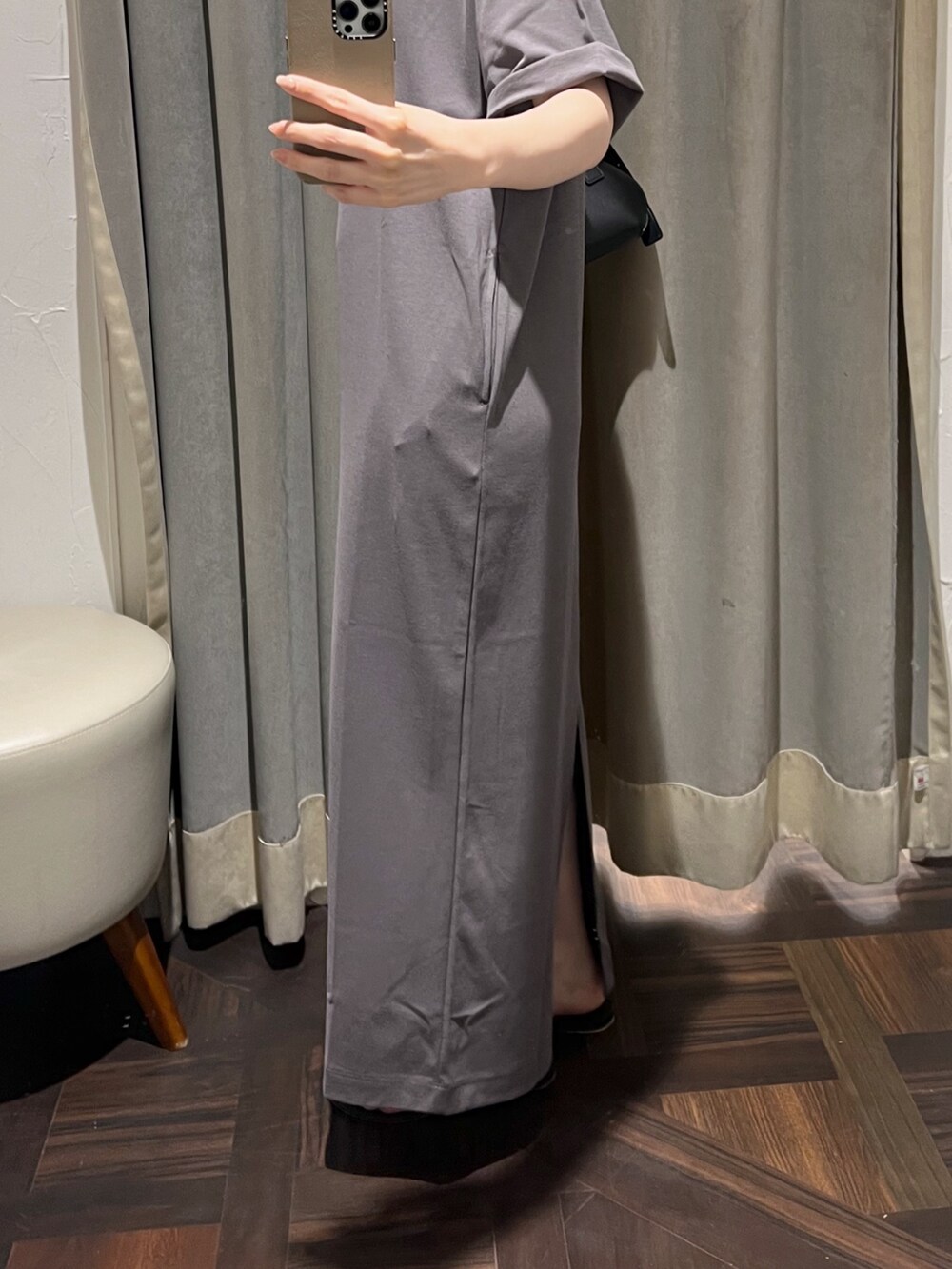 グレー系のワンピース、シルバー系のネックレス、シルバー系のブレスレットを着用したレディースの夏コーディネートの7枚目の写真