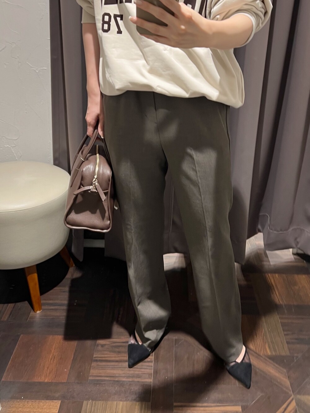 ホワイト系のスウェット、ブラウン系のその他パンツ、ブラック系のパンプスを着用したレディースの冬コーディネートの7枚目の写真