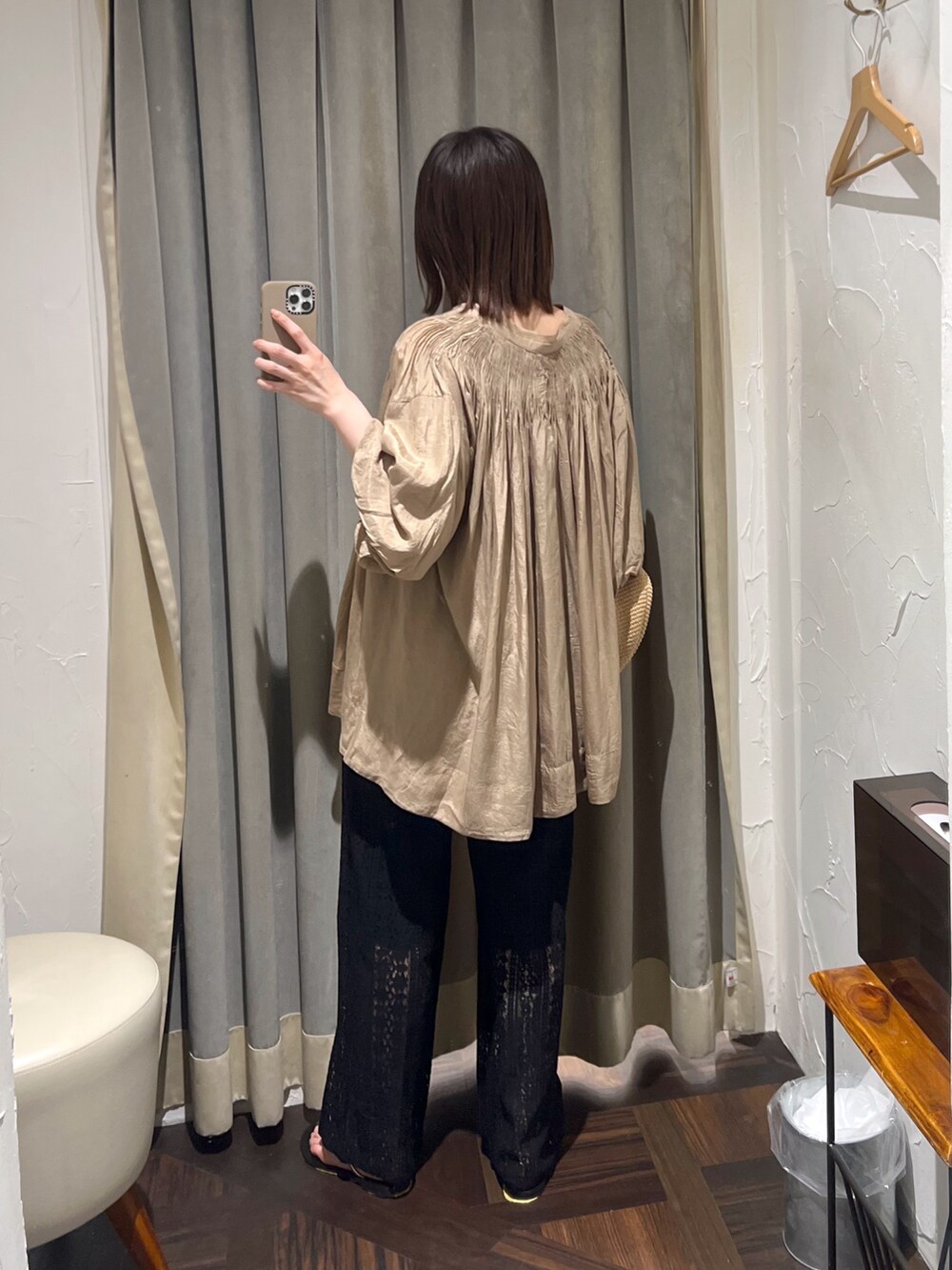 ブラウン系のシャツ/ブラウス、ホワイト系のその他パンツ、ゴールド系のチョーカーを着用したレディースの夏コーディネートの3枚目の写真