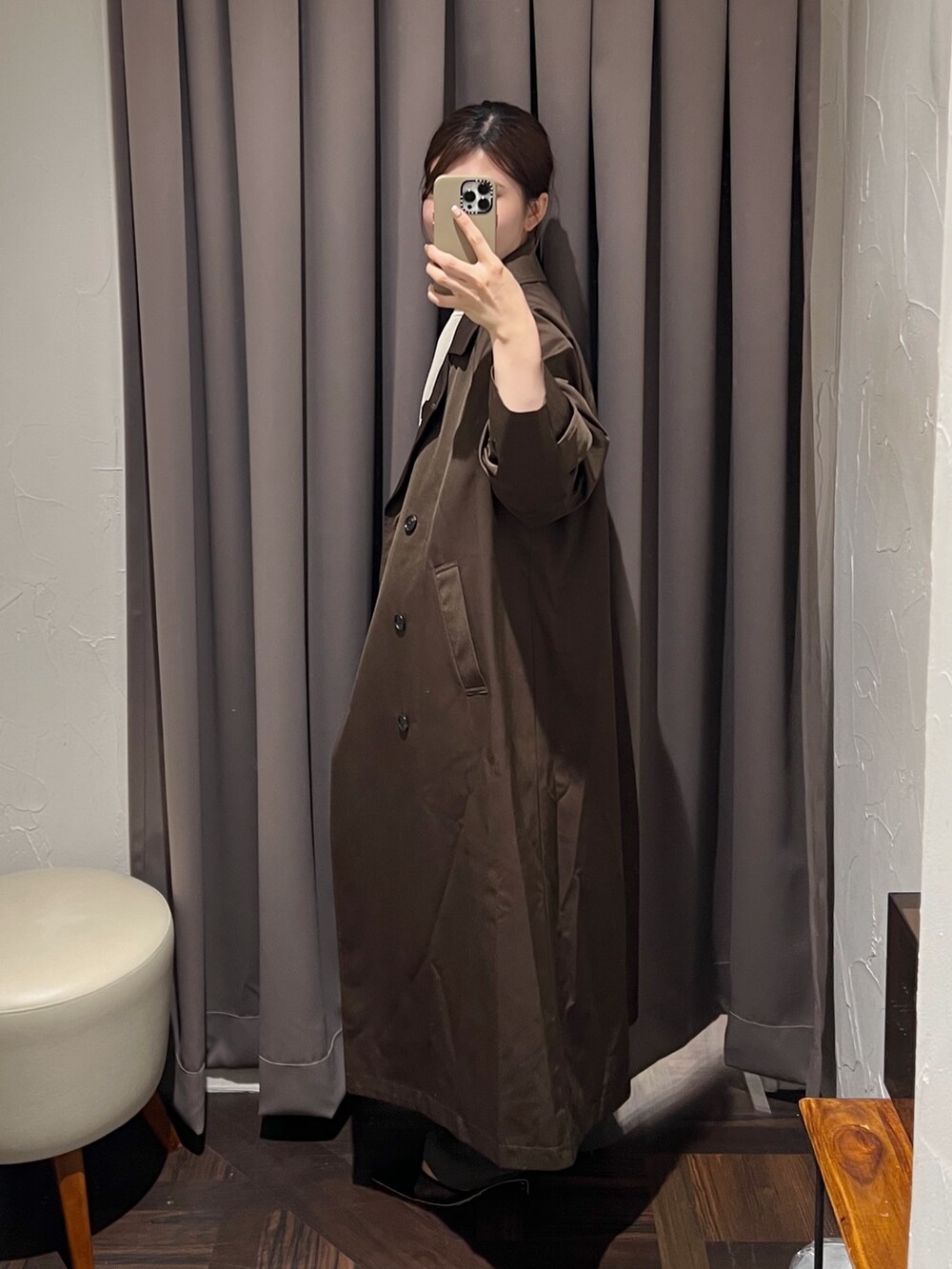 ブラウン系のその他アウター、ホワイト系のスウェット、ブラウン系のその他パンツを着用したレディースの冬コーディネートの3枚目の写真