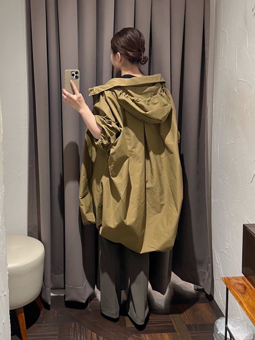 イエロー系のその他アウター、ブラック系のTシャツ/カットソー、ブラウン系のその他パンツを着用したレディースの秋コーディネートの4枚目の写真