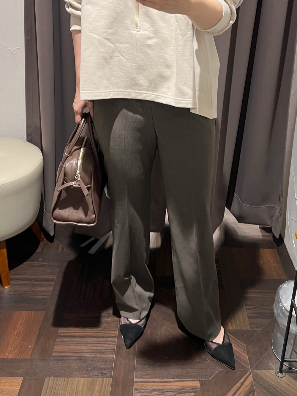 ベージュ系のスウェット、ブラウン系のその他パンツ、ブラウン系のボストンバッグを着用したレディースの秋コーディネートの6枚目の写真