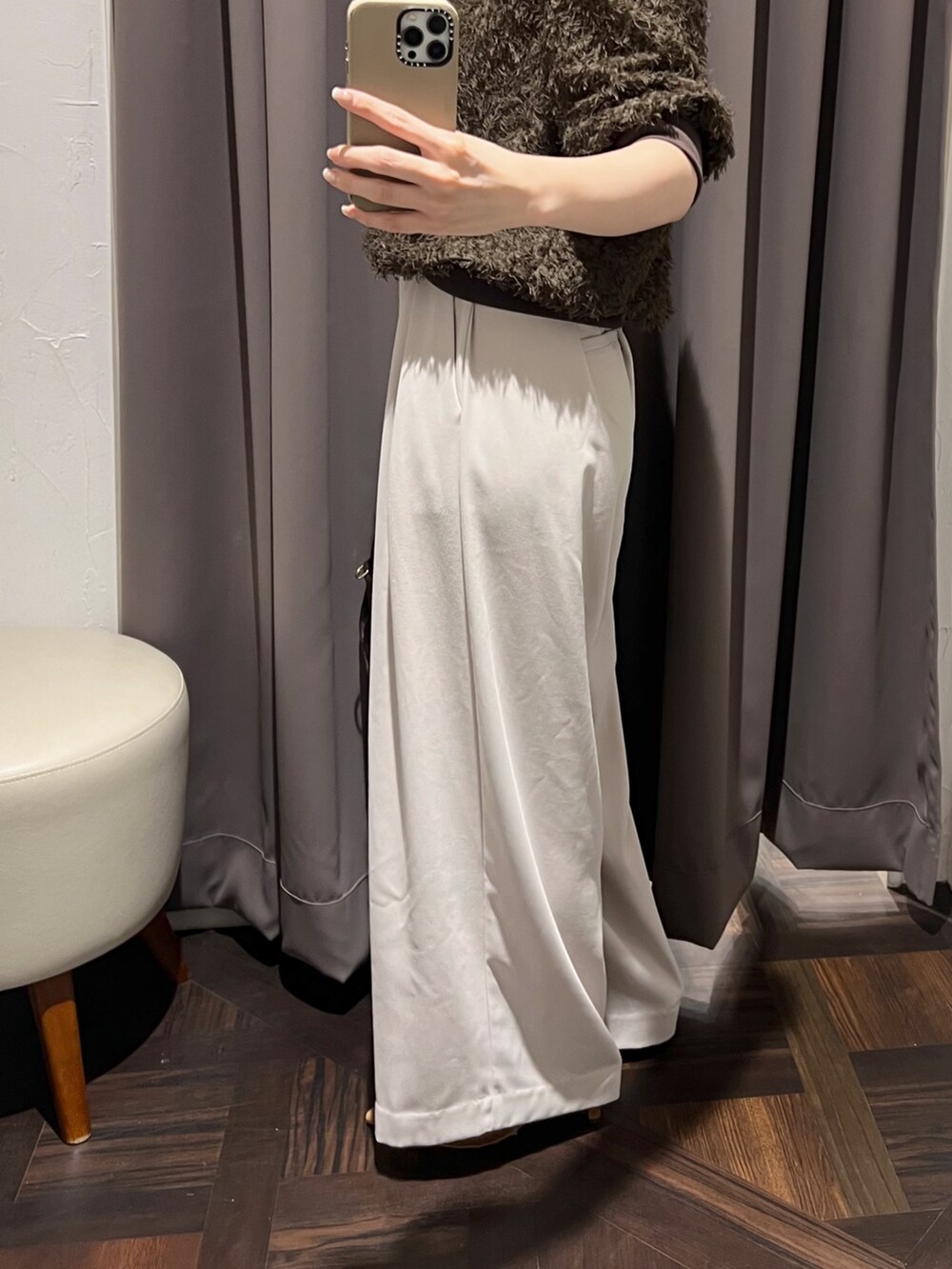 ブラウン系のシャツ/ブラウス、グレー系のスラックス、ブラウン系のパンプスを着用したレディースの秋コーディネートの8枚目の写真