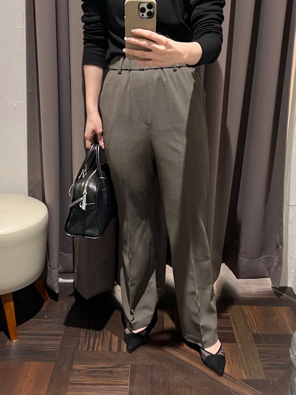 イエロー系のその他アウター、ブラック系のTシャツ/カットソー、ブラウン系のその他パンツを着用したレディースの秋コーディネートの10枚目の写真