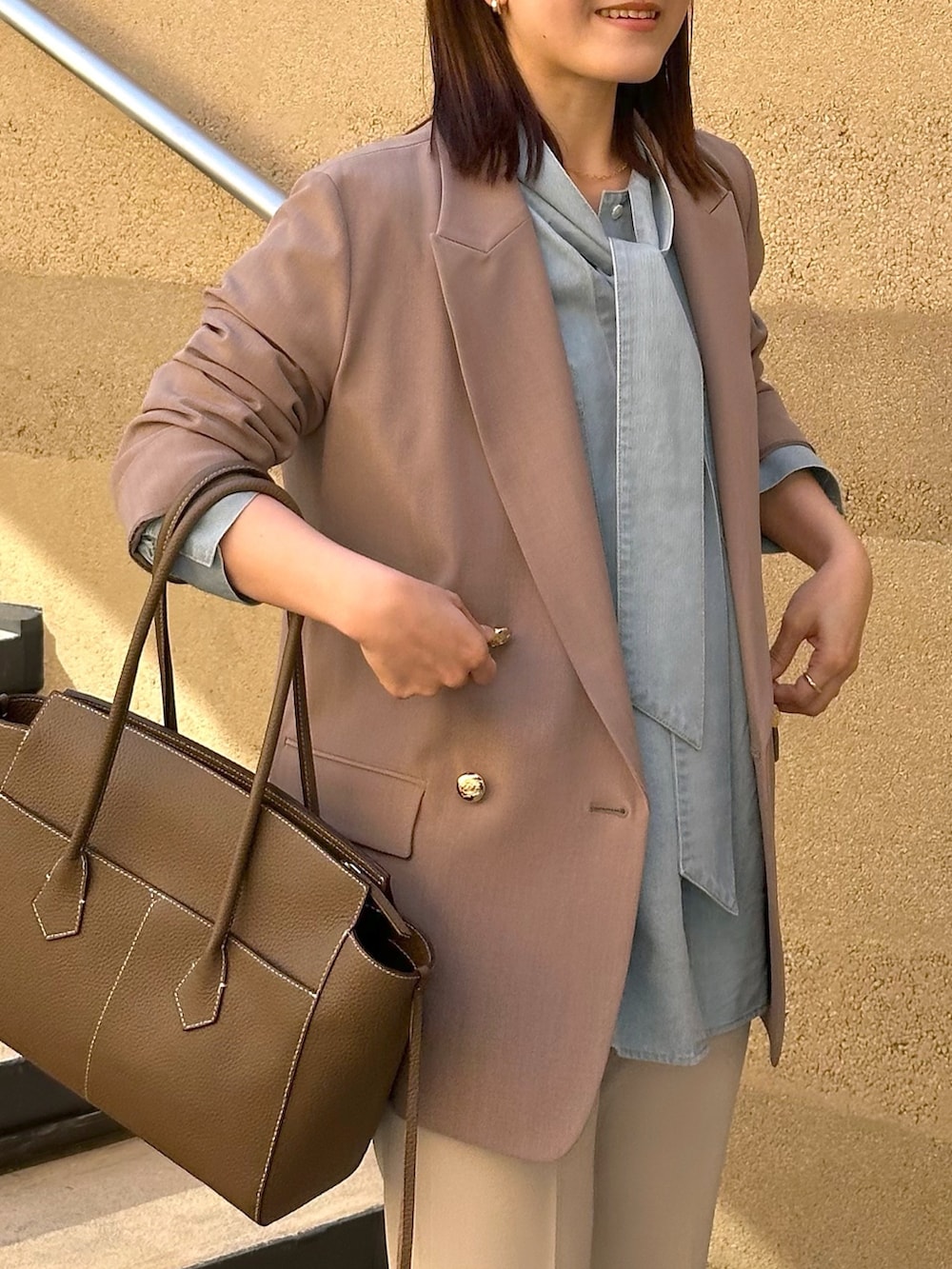 ブラウン系のテーラードジャケット、ブルー系のシャツ/ブラウス、ベージュ系のその他パンツを着用したレディースの冬コーディネートの4枚目の写真